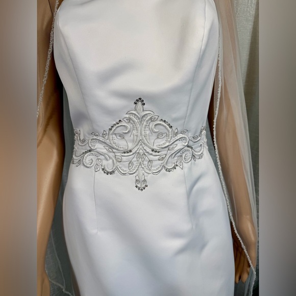 David’s bridal 👰 Elegant White Strapless Wedding Gown with Veil & Tiara Set - Picture 2 of 13